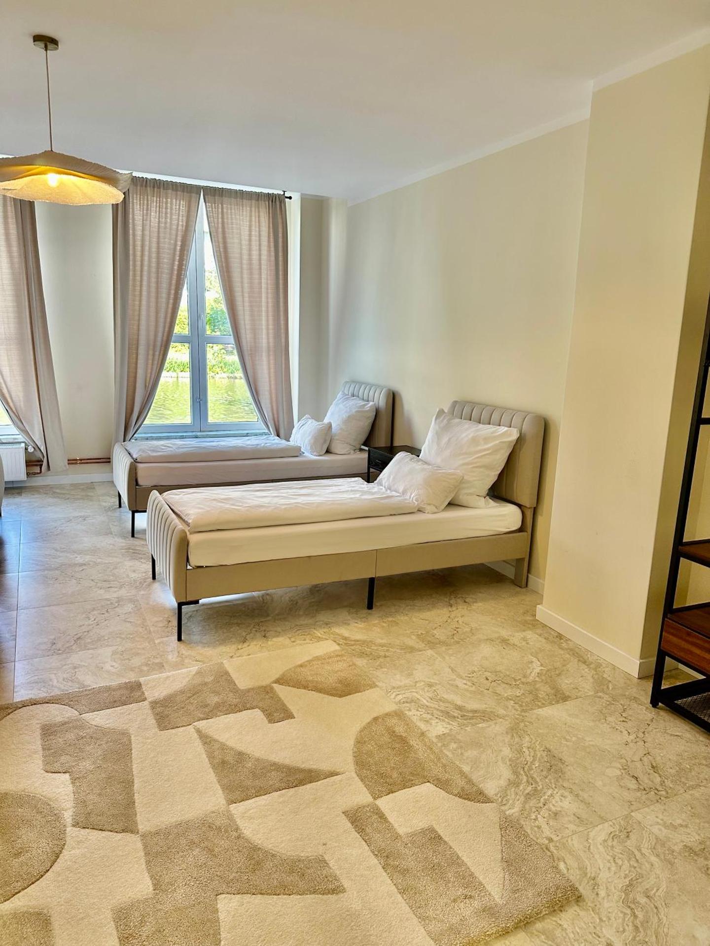 Sanierte 5 Zimmer Luxus Standard Apartment auf 350qm