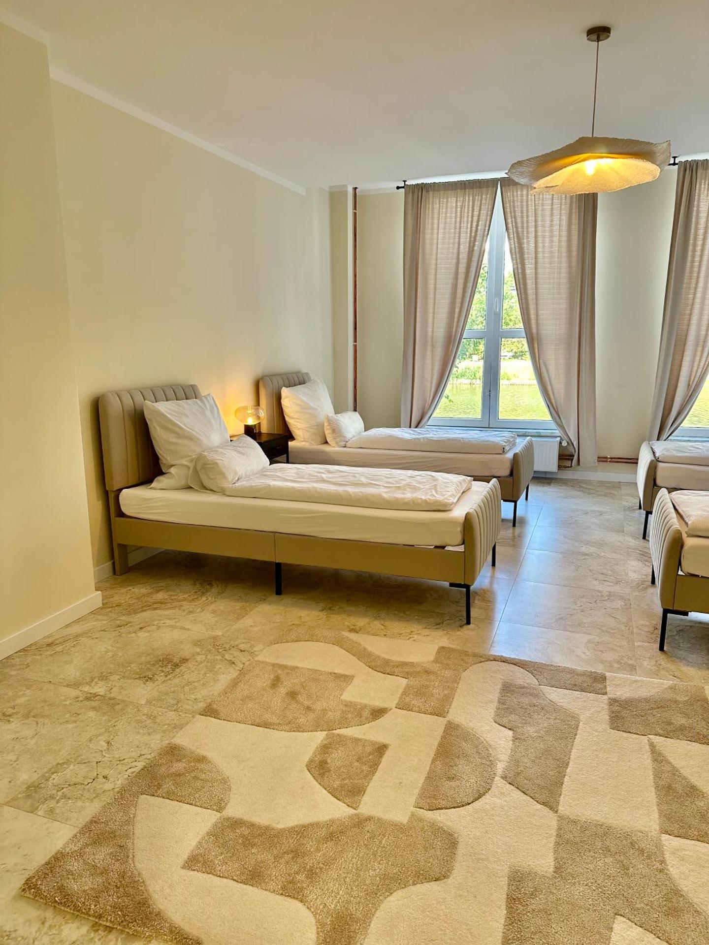 Sanierte 5 Zimmer Luxus Standard Apartment auf 350qm