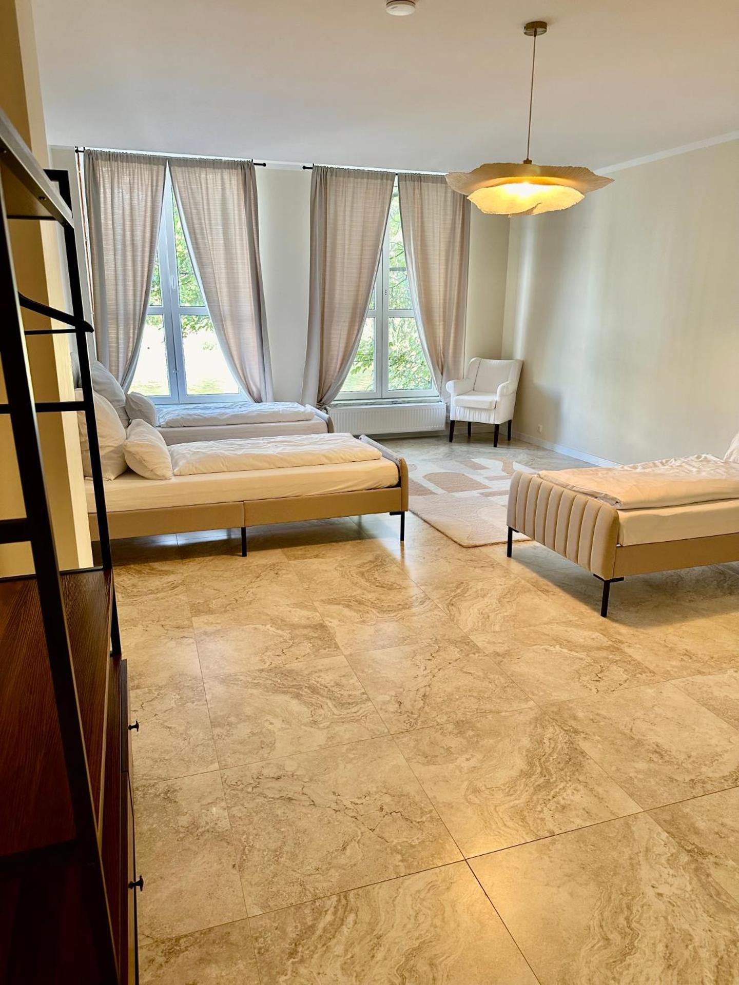 Sanierte 5 Zimmer Luxus Standard Apartment auf 350qm