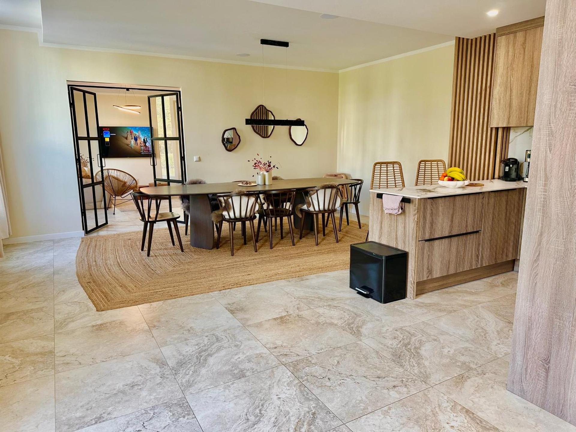 Sanierte 5 Zimmer Luxus Standard Apartment auf 350qm