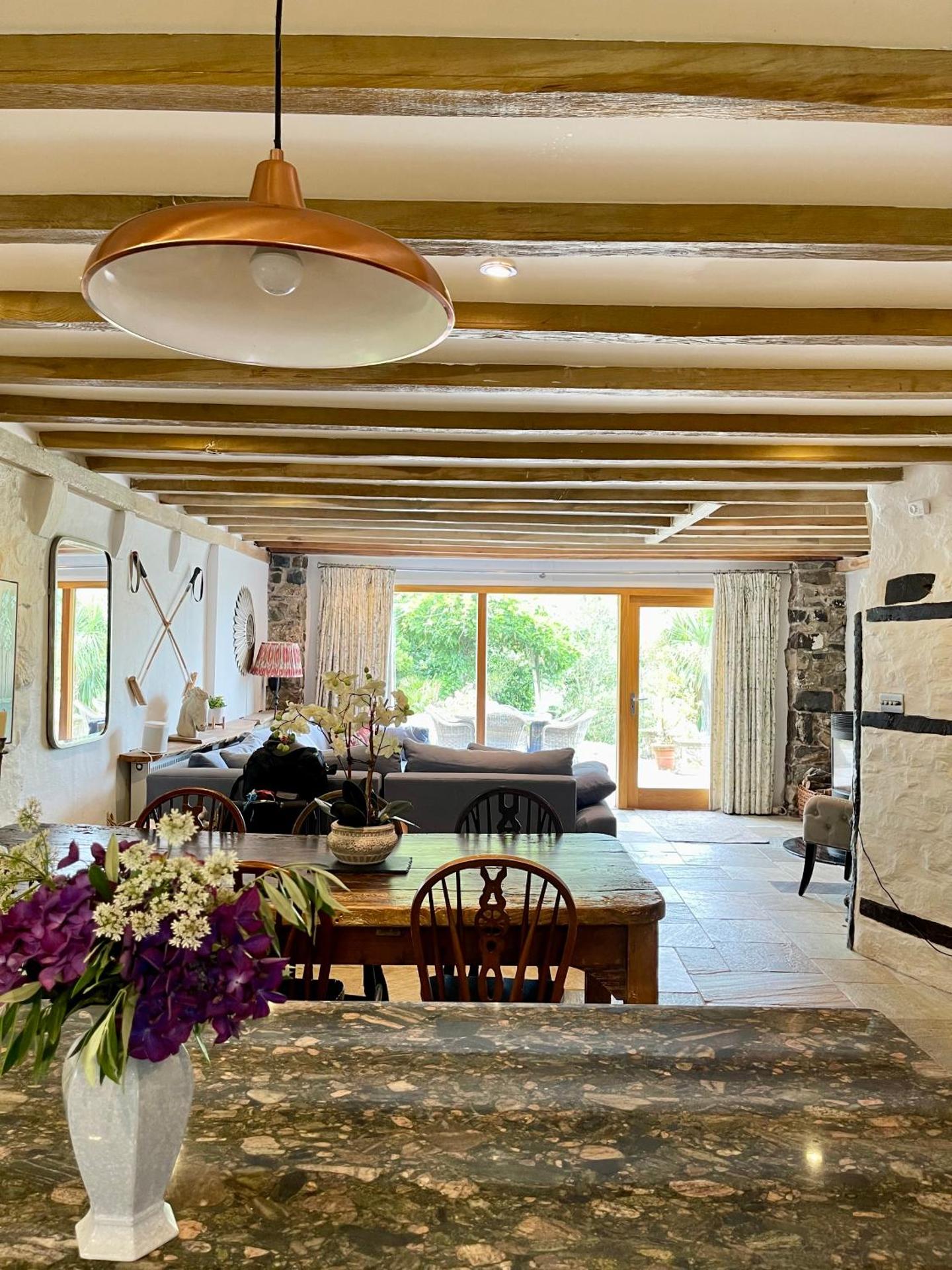 Stunning house, fenced garden, and outdoor dining!