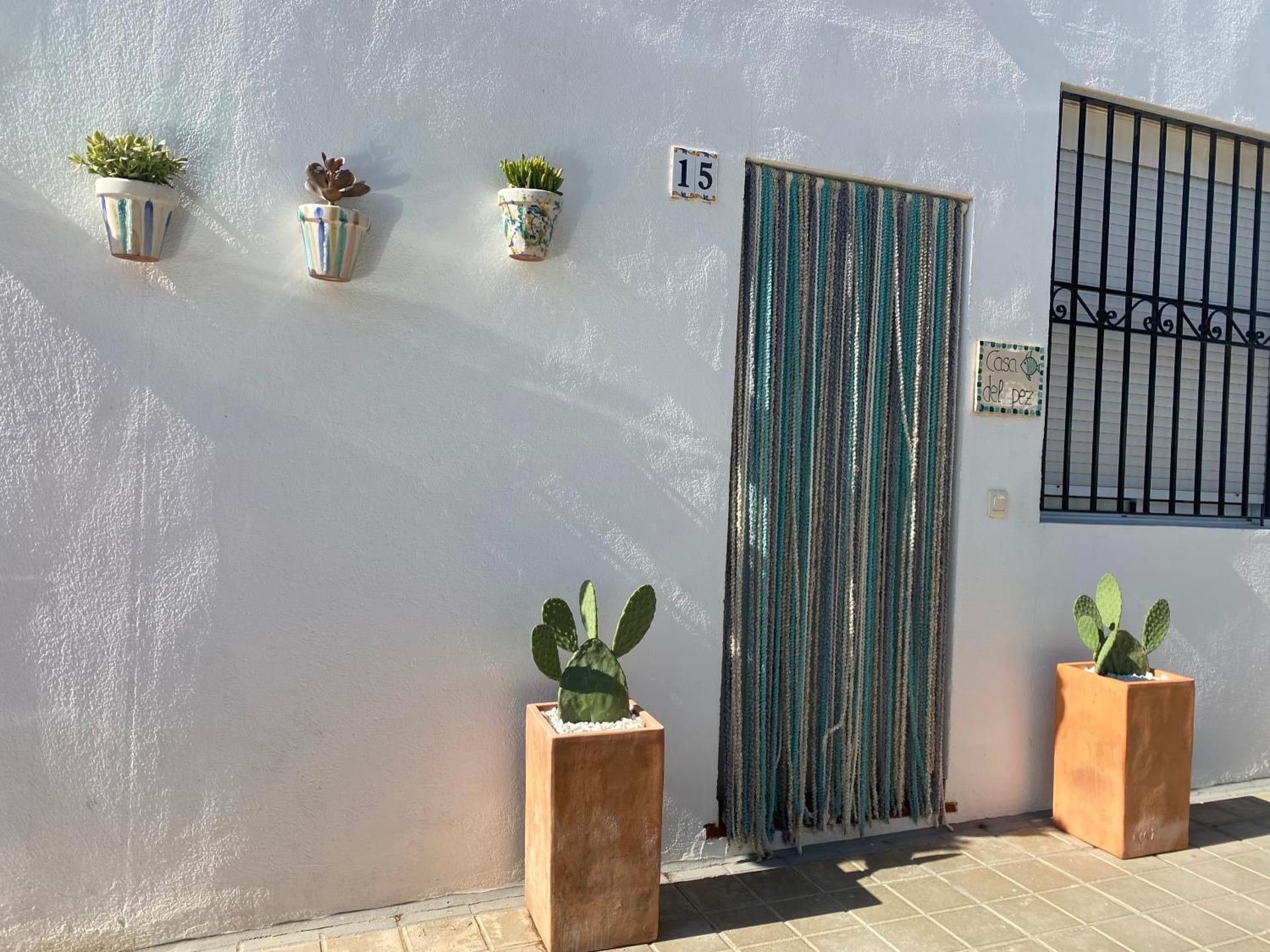 CASA DEL PEZ Vivienda a pie de calle en Agua Amarga a 250 metros de la playa
