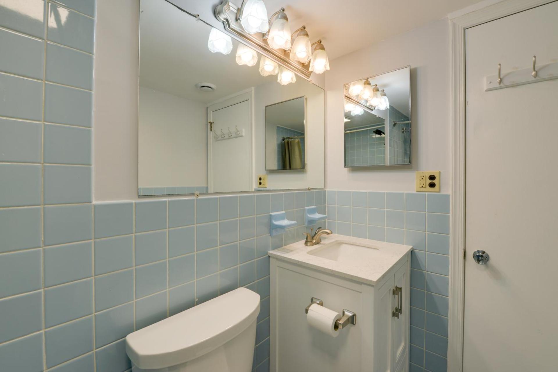 Bright Condo Half-Block to Cape May Beach!