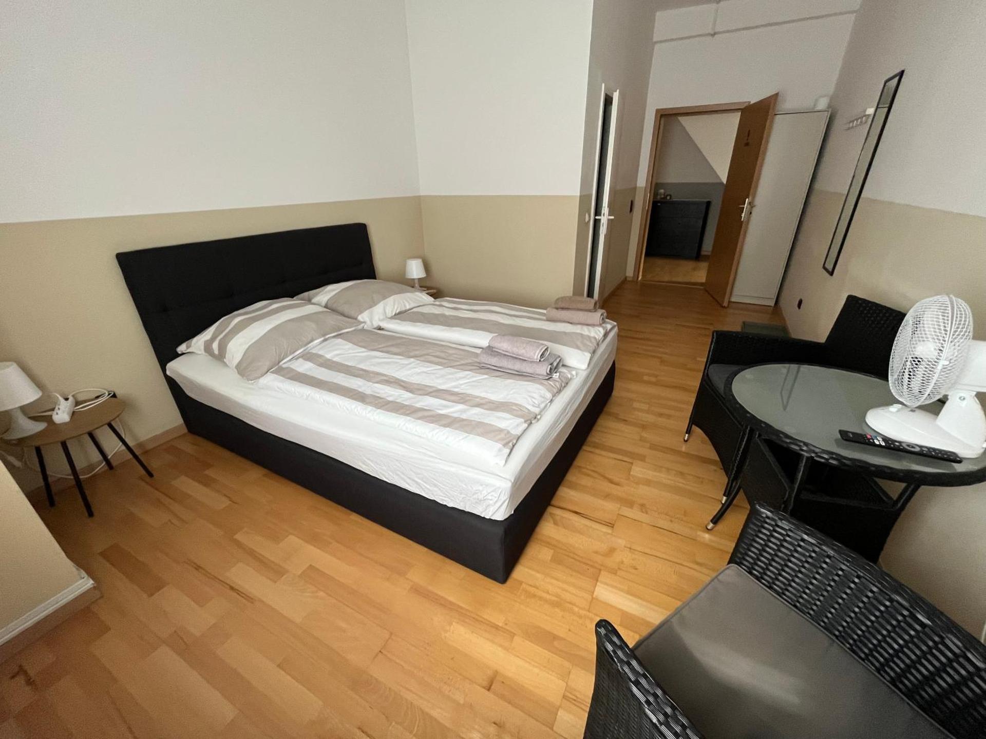 Doppelzimmer mit Bad-TV-Külschrank 9