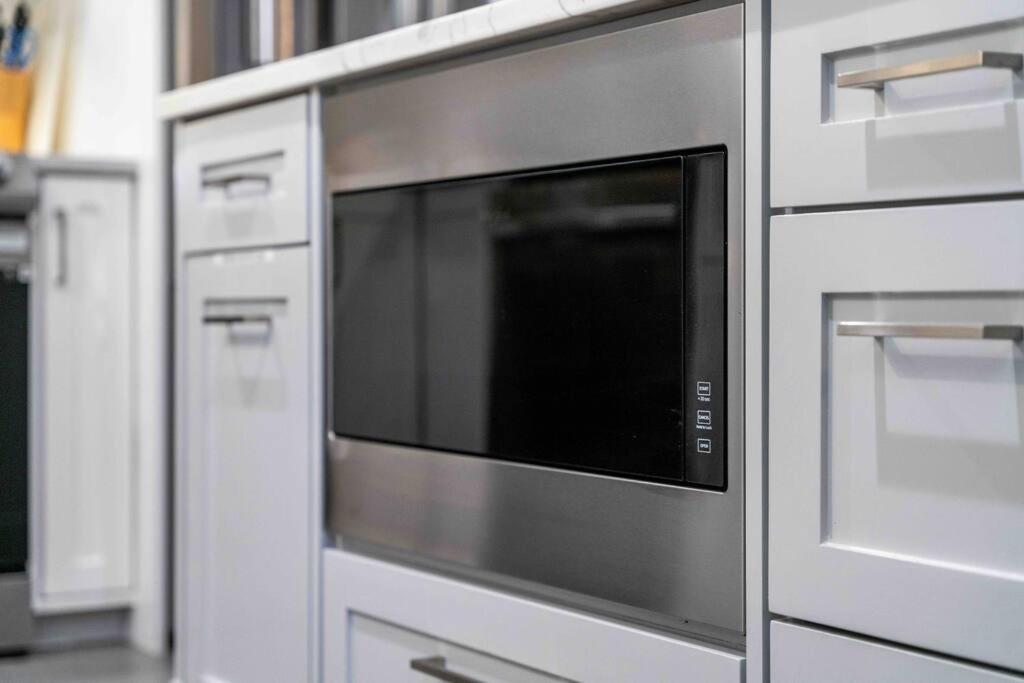 NEW! - Bright Modern Entire Unit KING BED!