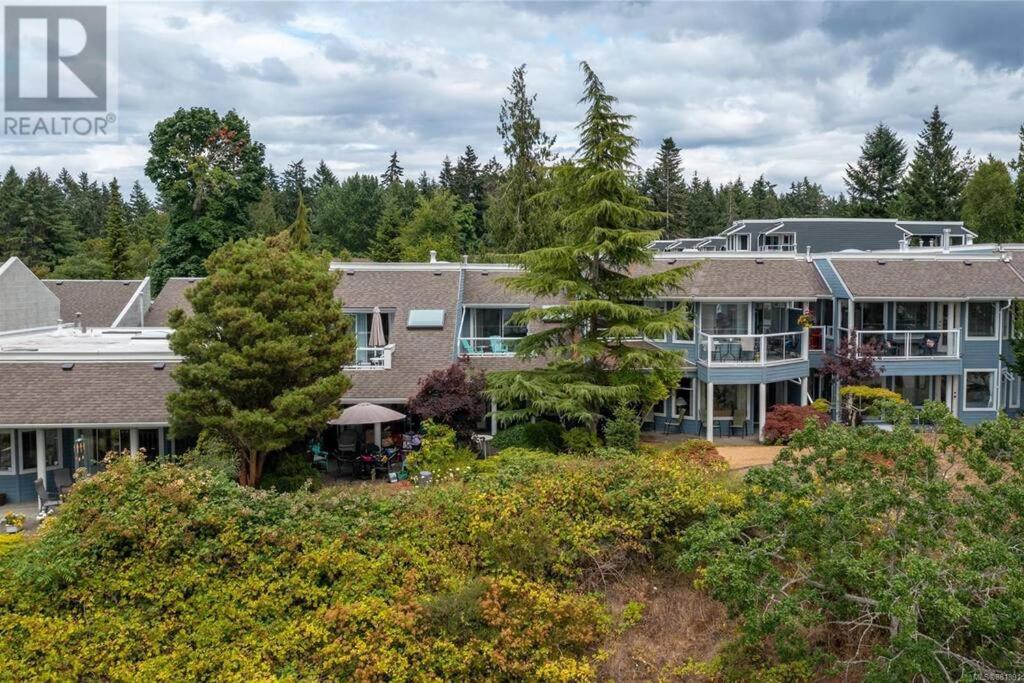 Aloha Cottage, Nanoose Bay - 2 Bdrm Oceanfront Unit with Private Deck