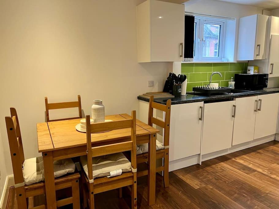Stylish, Modern Home in Central Dundee Sleeps 4