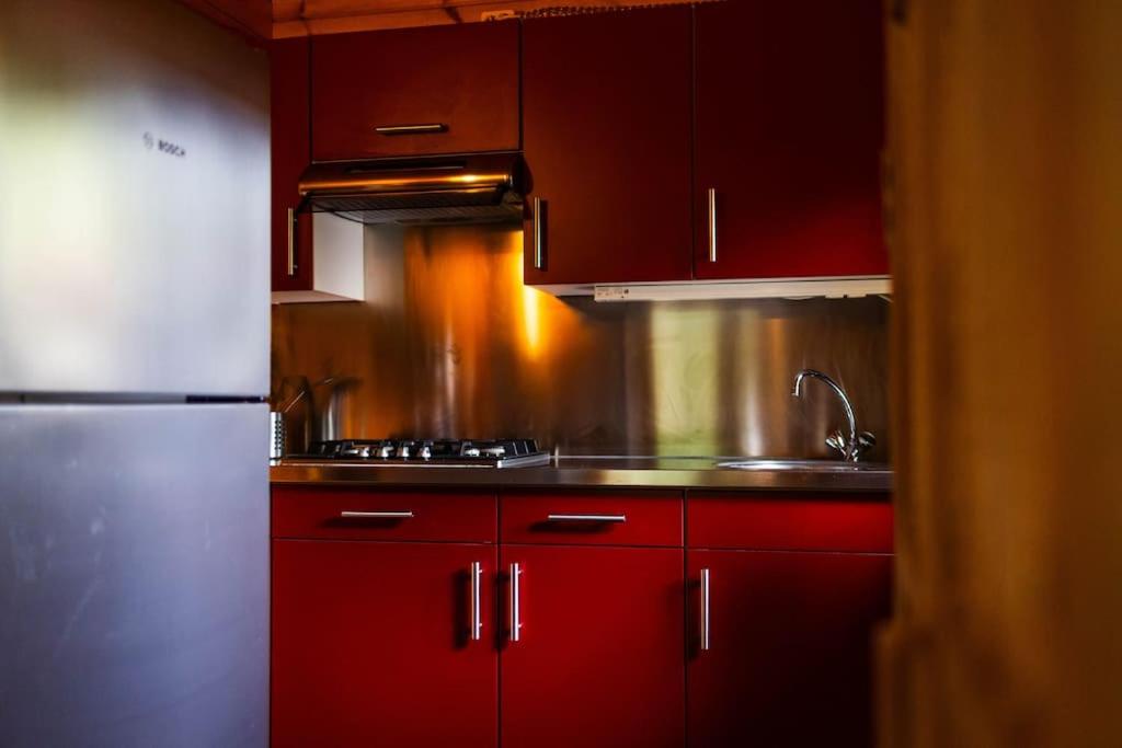 Huisdiervriendelijk houten huisje in het groen