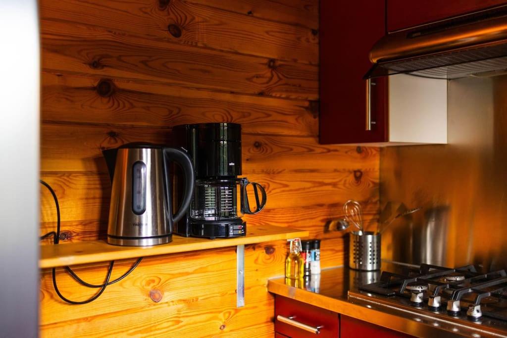 Huisdiervriendelijk houten huisje in het groen