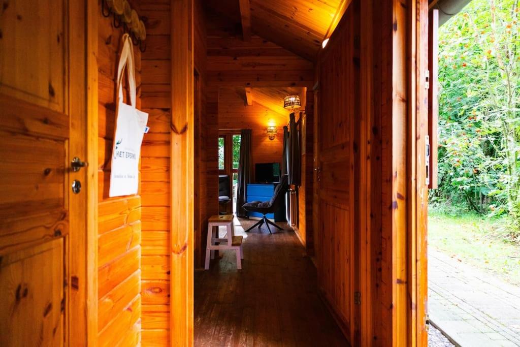 Huisdiervriendelijk houten huisje in het groen