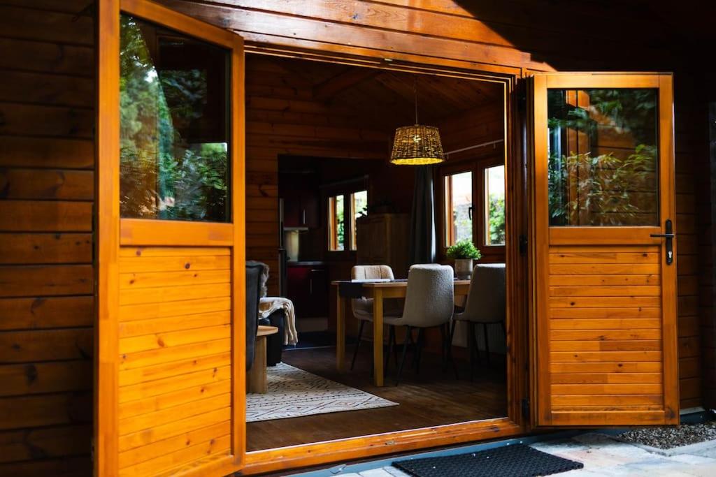 Huisdiervriendelijk houten huisje in het groen