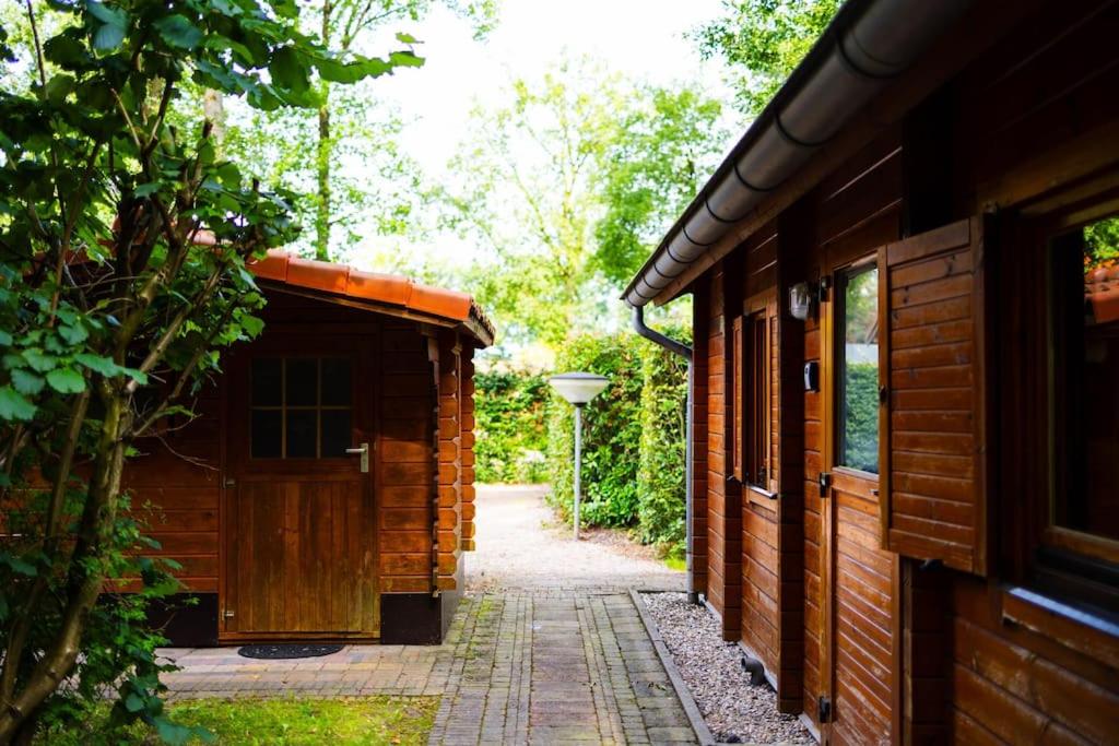 Huisdiervriendelijk houten huisje in het groen