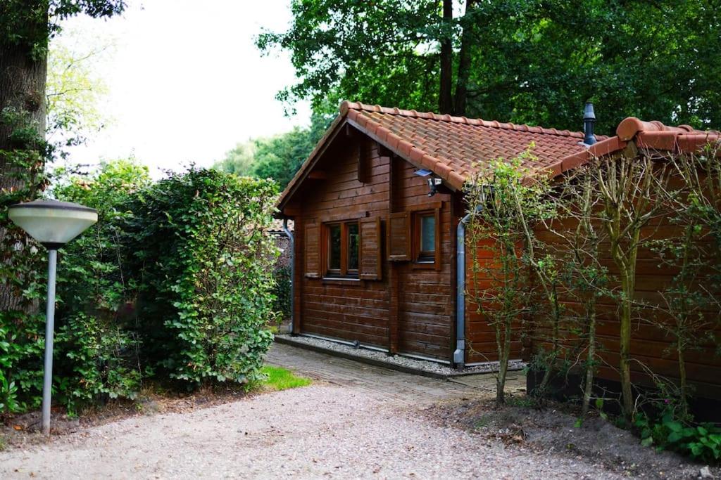 Huisdiervriendelijk houten huisje in het groen