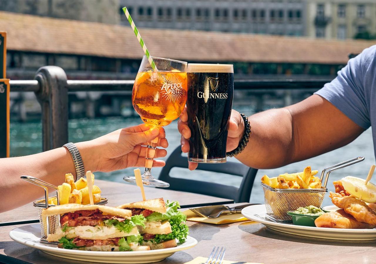 Hotel Pickwick and Pub "the room with a view"