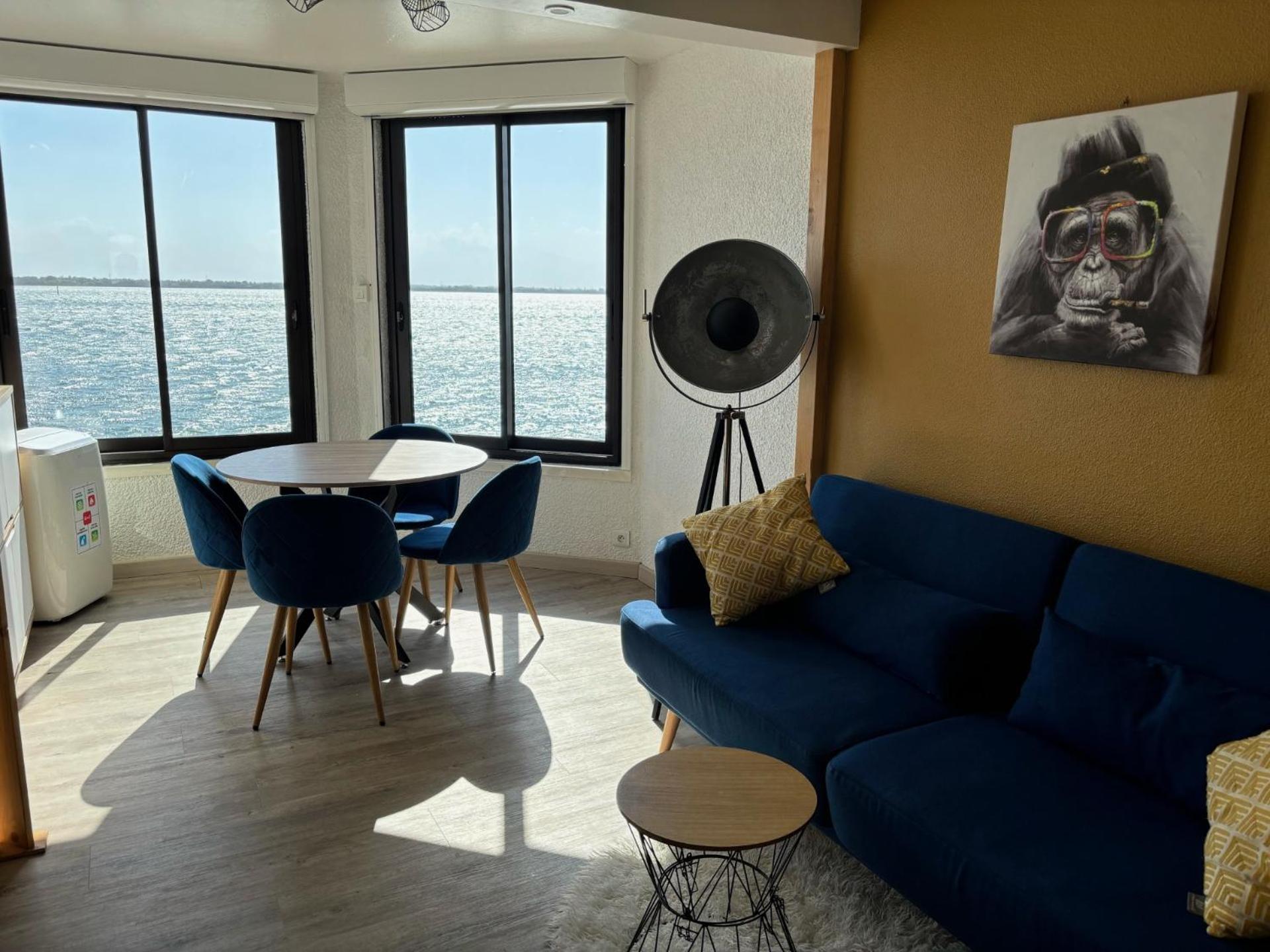 Appartement moderne vue sur étang et montagne