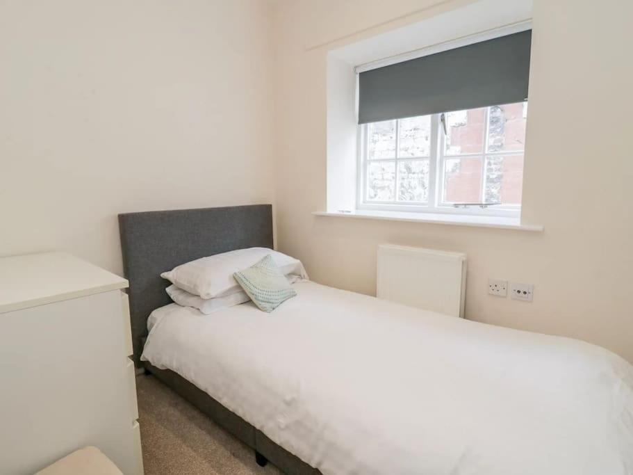 The Old Stables - Pet-Friendly Stay Near Ruthin Castle with Parking