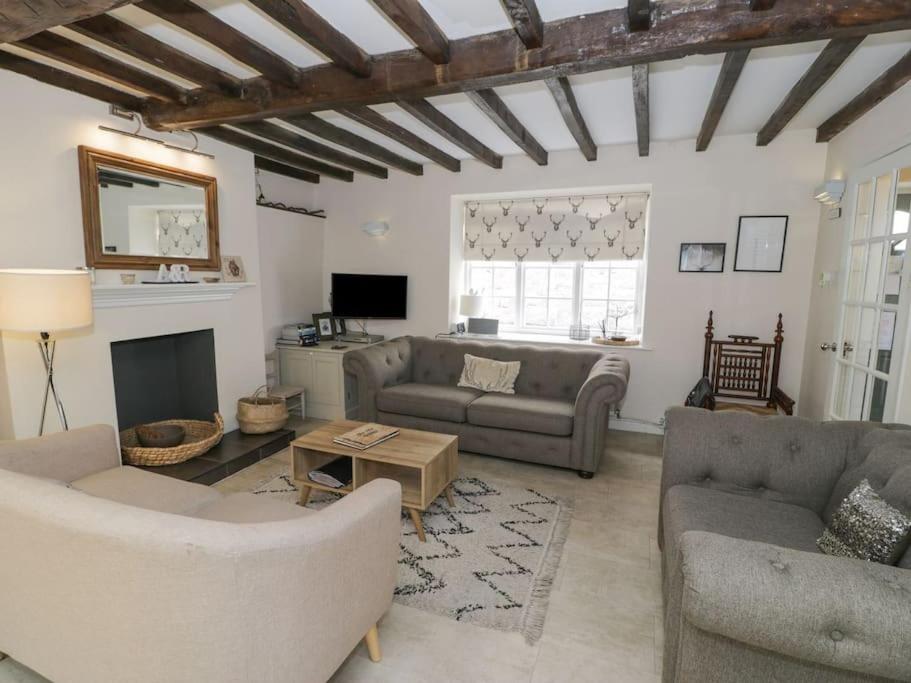 The Old Stables - Pet-Friendly Stay Near Ruthin Castle with Parking