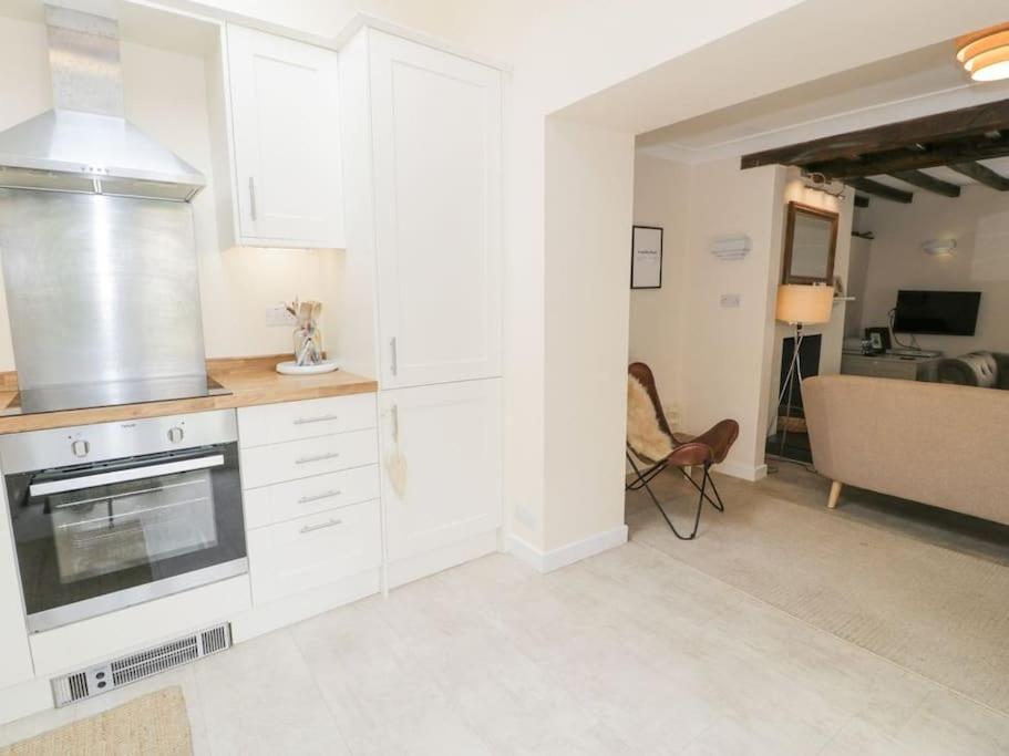 The Old Stables - Pet-Friendly Stay Near Ruthin Castle with Parking