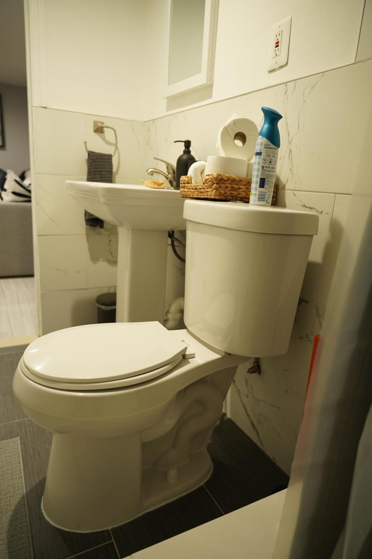 Cozy 2 Bedroom In A Lovely Forest Hills Neighborhood