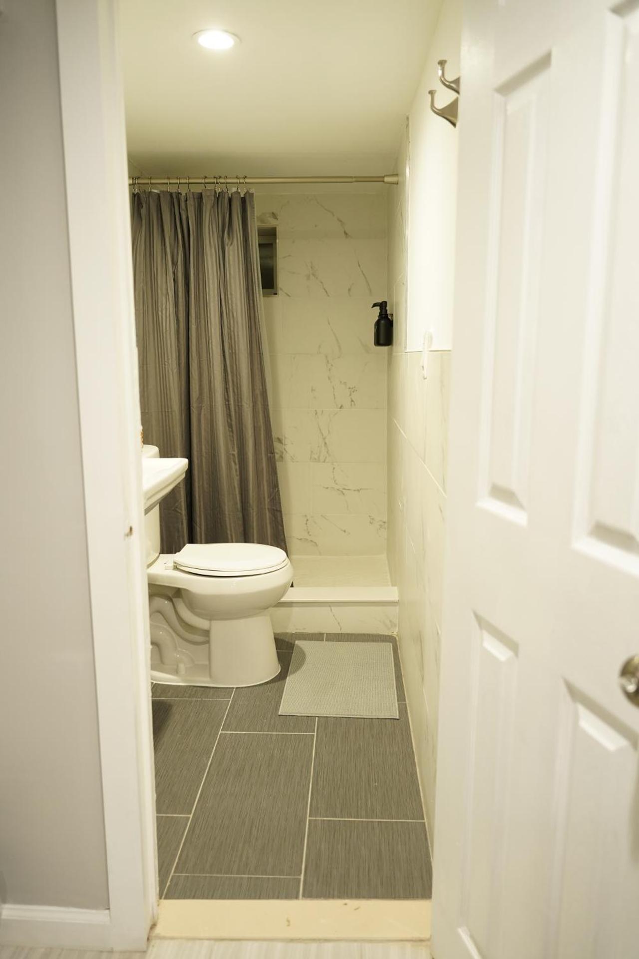 Cozy 2 Bedroom In A Lovely Forest Hills Neighborhood