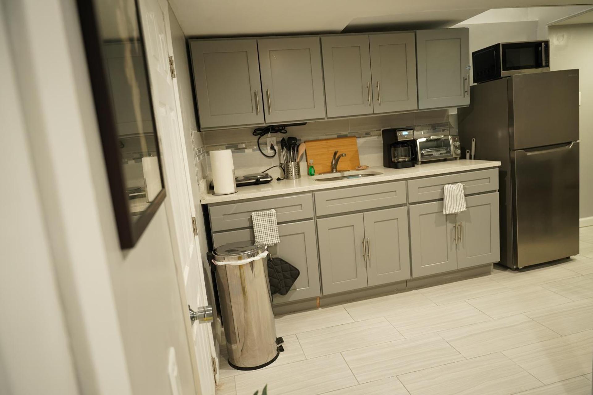 Cozy 2 Bedroom In A Lovely Forest Hills Neighborhood