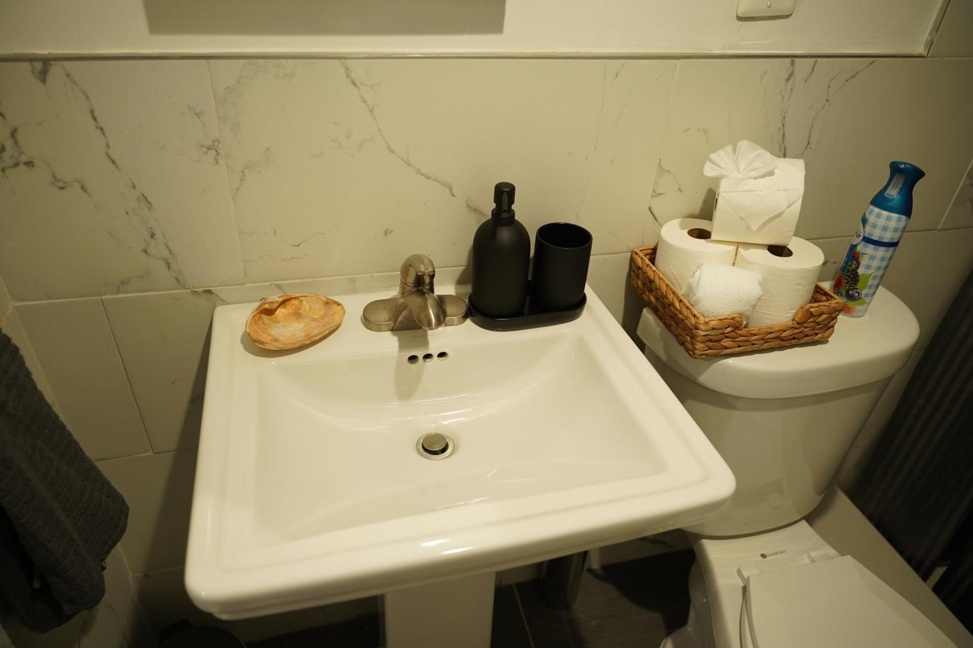 Cozy 2 Bedroom In A Lovely Forest Hills Neighborhood