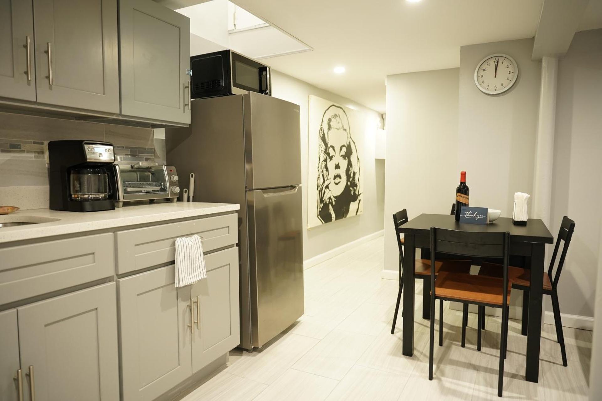 Cozy 2 Bedroom In A Lovely Forest Hills Neighborhood