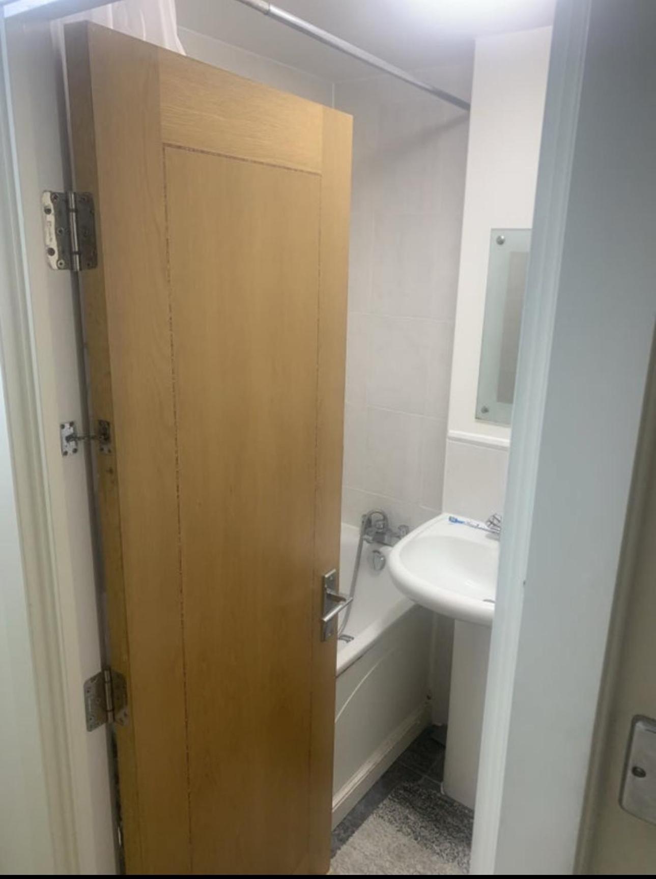 Budget,Cosy Double Bedroom - Shared Bathroom