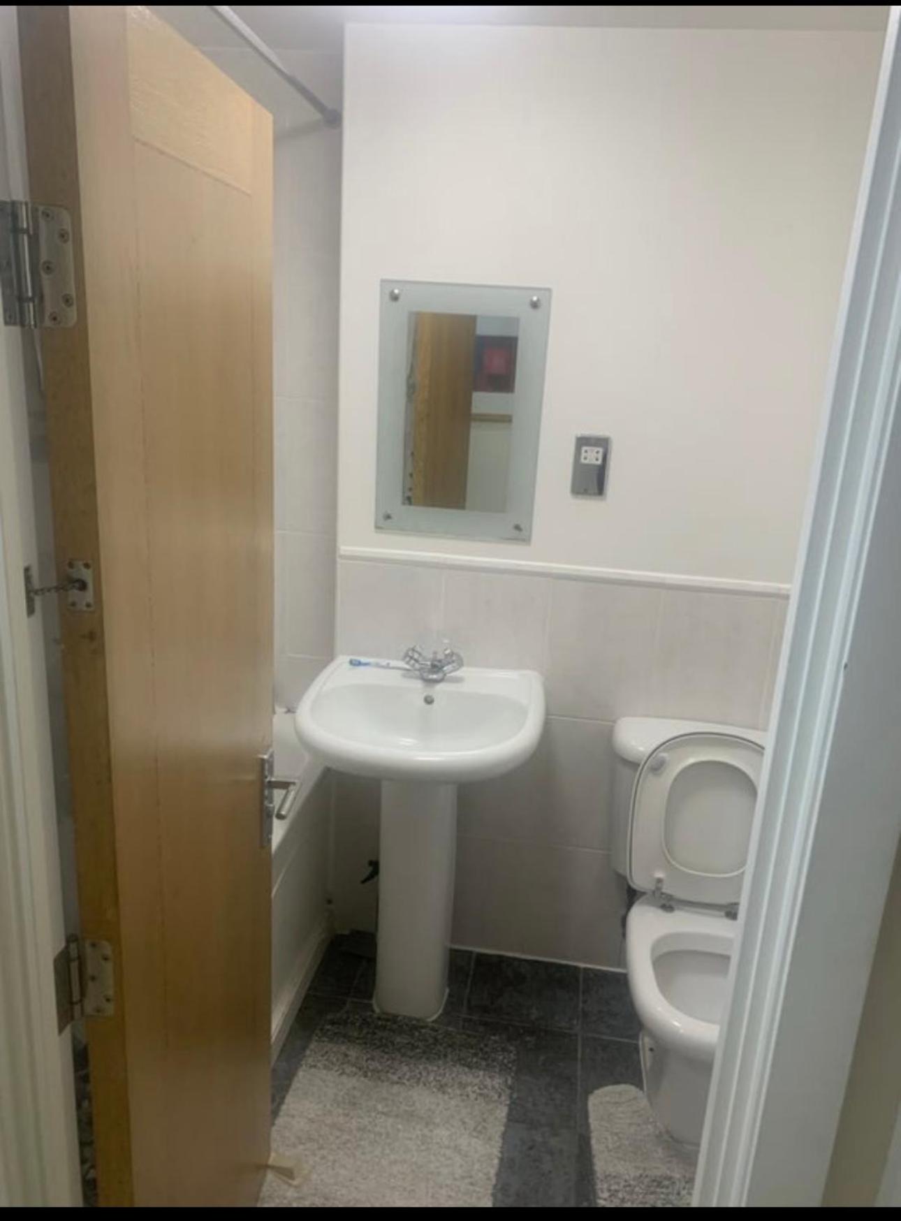 Budget,Cosy Double Bedroom - Shared Bathroom