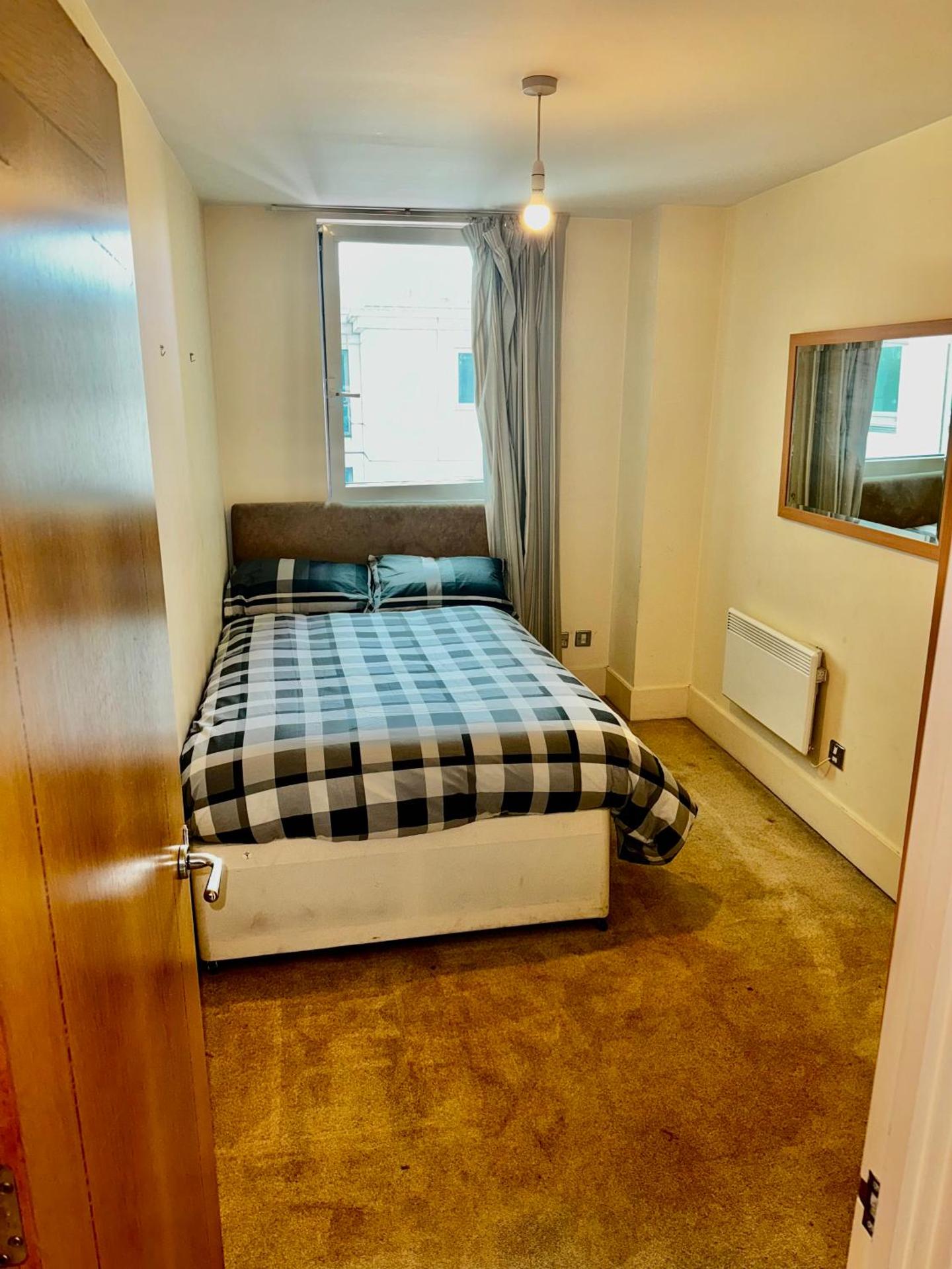 Budget,Cosy Double Bedroom - Shared Bathroom