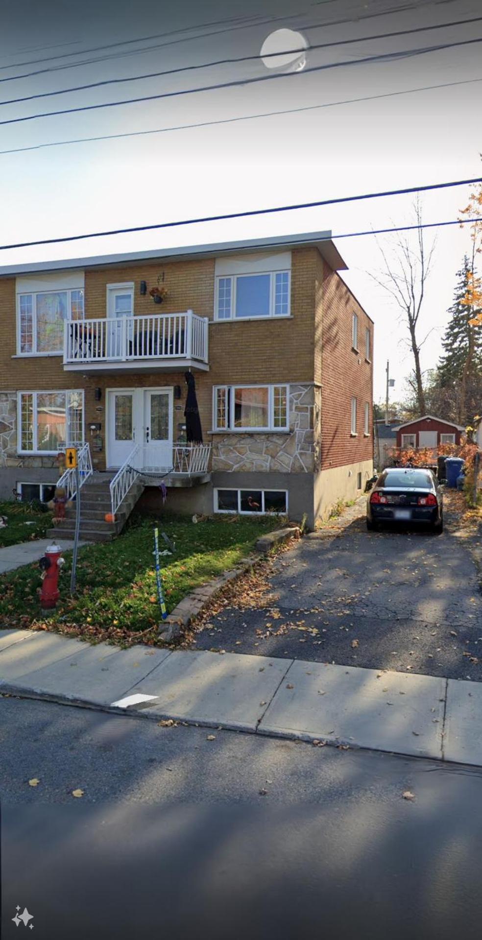 Spacious bright Apt,Parking and self check-in