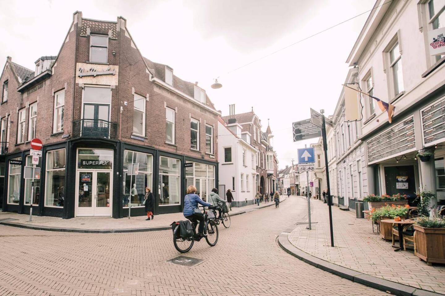HotelBed w aircon at City Villa Tilburg Willem 1
