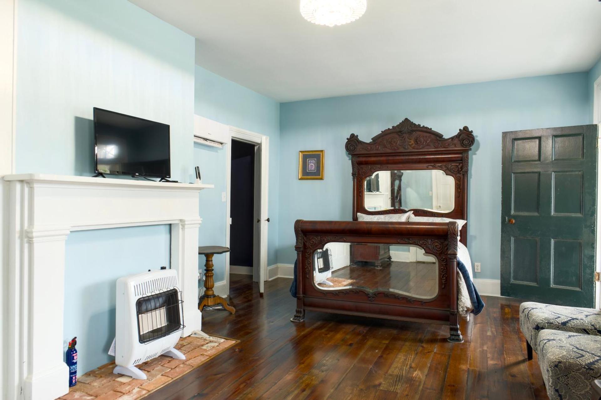 Borum House - 3 Bed, 2 & Half Bath, Full Kitchen, Heart of Downtown Natchez