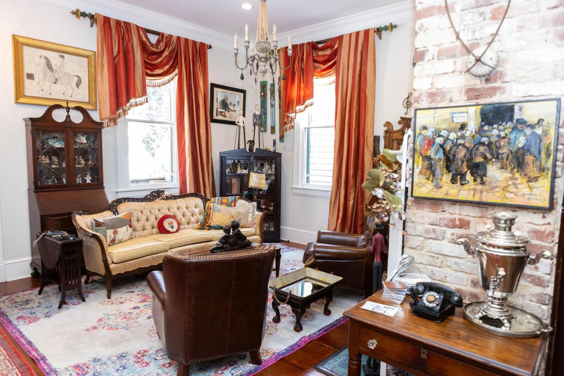 The Dollhouse - 3 Bed, 2 Bath, Walk to Downtown