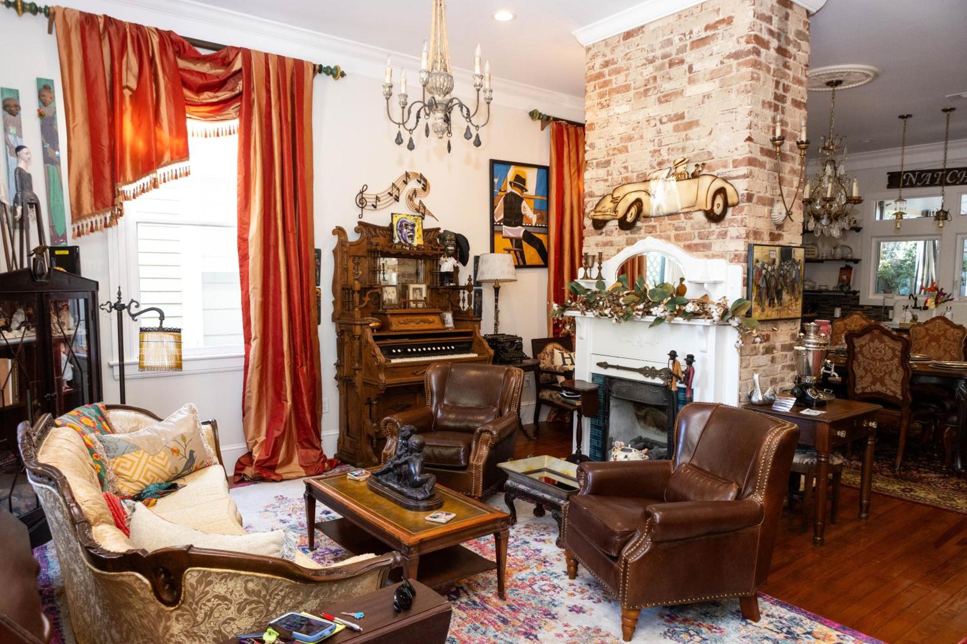 The Dollhouse - 3 Bed, 2 Bath, Walk to Downtown