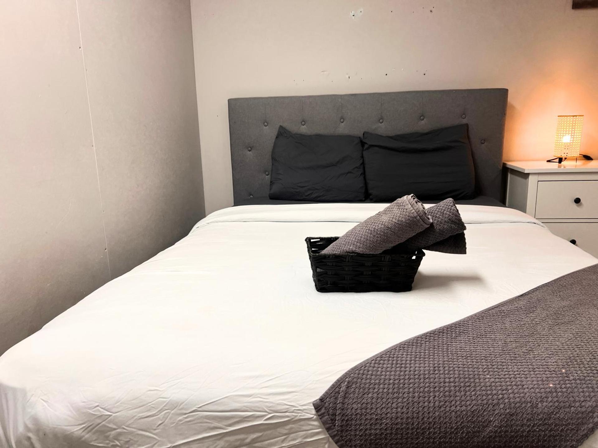 Flowealth Suites - Private Rooms Near West Edmonton Mall