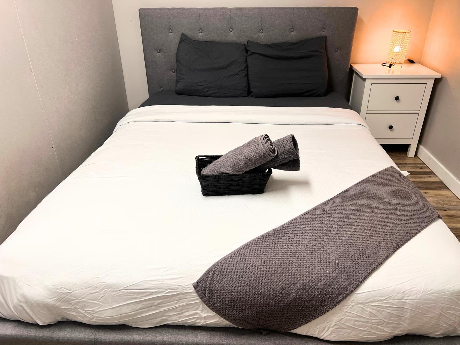 Flowealth Suites - Private Rooms Near West Edmonton Mall