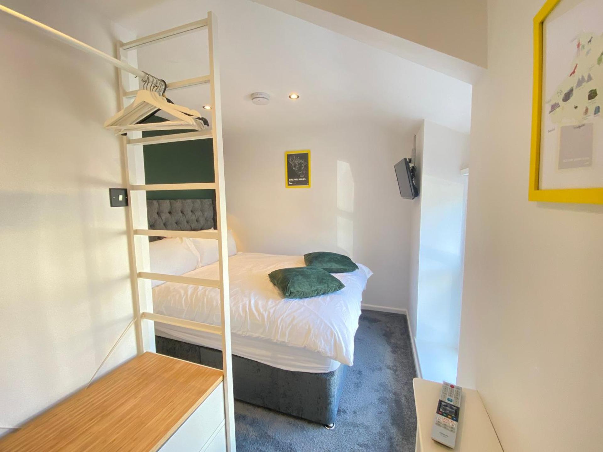 The Cwtch, Log Fire, Sleeps 6, Nr Zip World, Brecon and Bike Park Wales