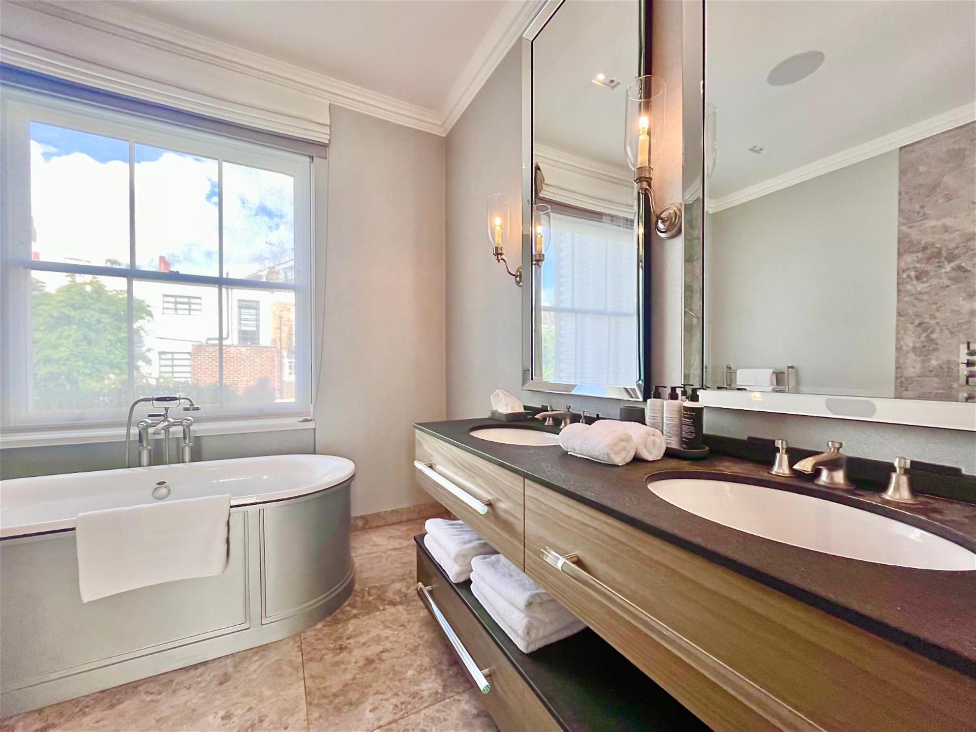 Luxury 4 Bedrooms 5 Baths 2 Receptions Family House with Garden Chelsea