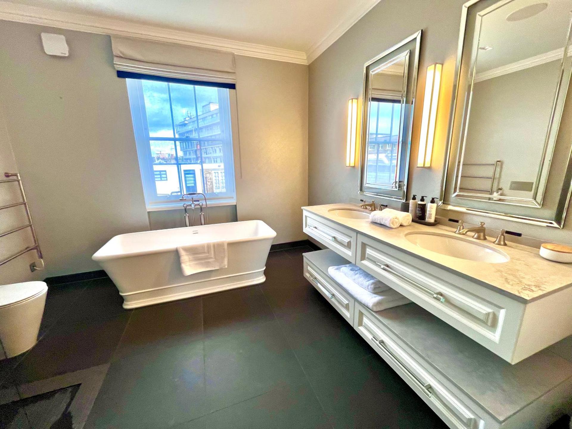 Luxury 4 Bedrooms 5 Baths 2 Receptions Family House with Garden Chelsea