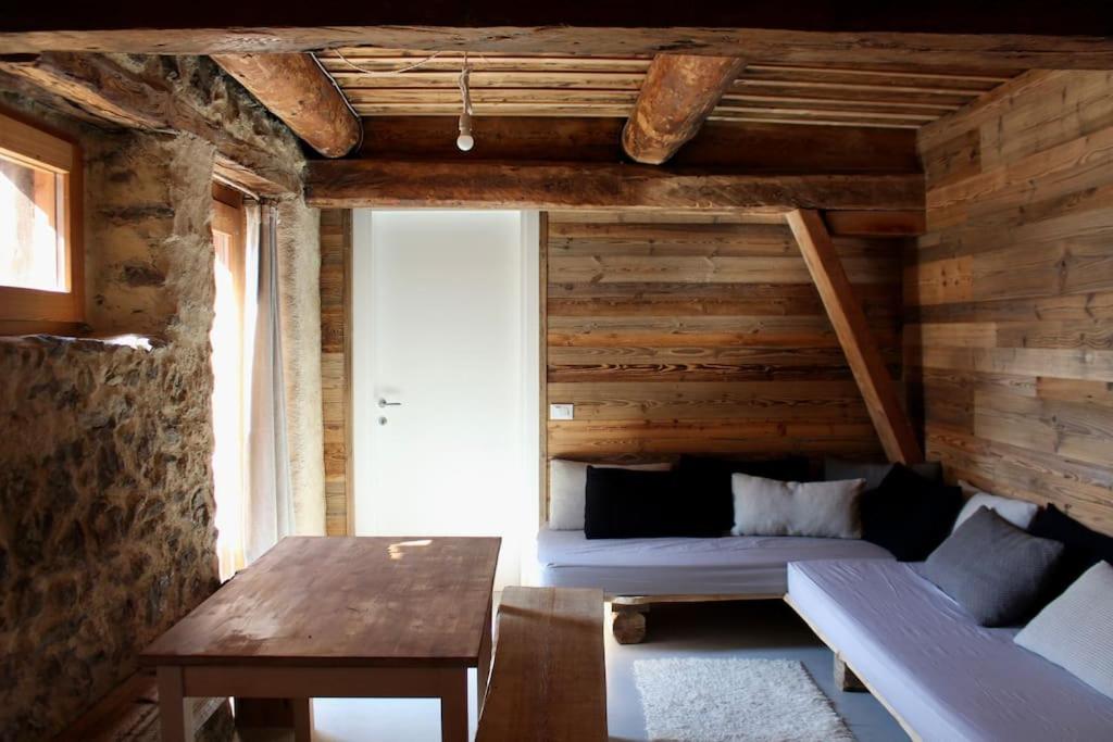 Tabià di Francesca - fienile tra le montagne silenziose