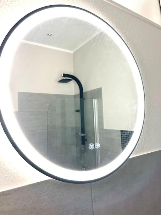 Classy City-Apartment - Netflix-Parkplatz-Balkon-Zentrum-BTU-Kaffeevollautomat