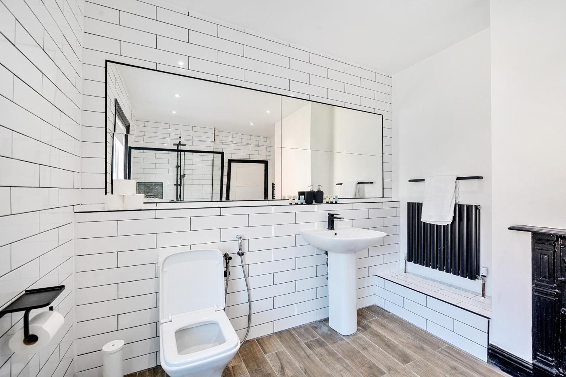 MODERN DUPLEX APARTMENT LOCATED NEAR CITY CENTRE with FREE PARKING, WI FI & NETFLIX BY AI ESTATE GROUP