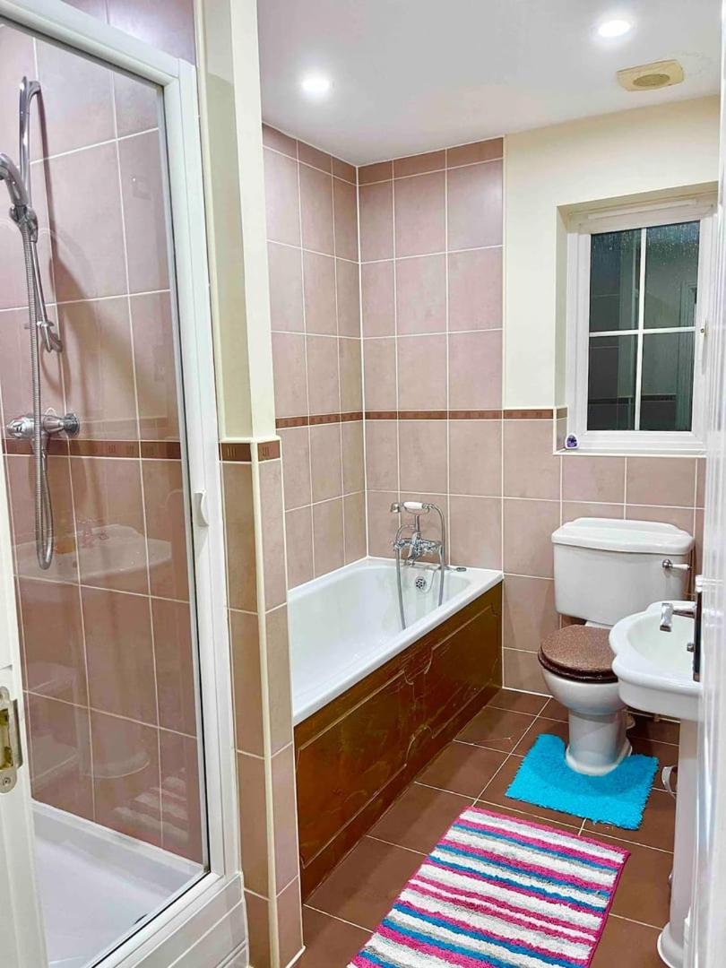 Luxurious Executive 5 Bedroom Whole Home - For 10