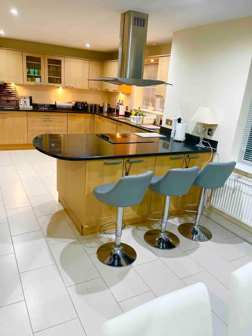 Luxurious Executive 5 Bedroom Whole Home - For 10