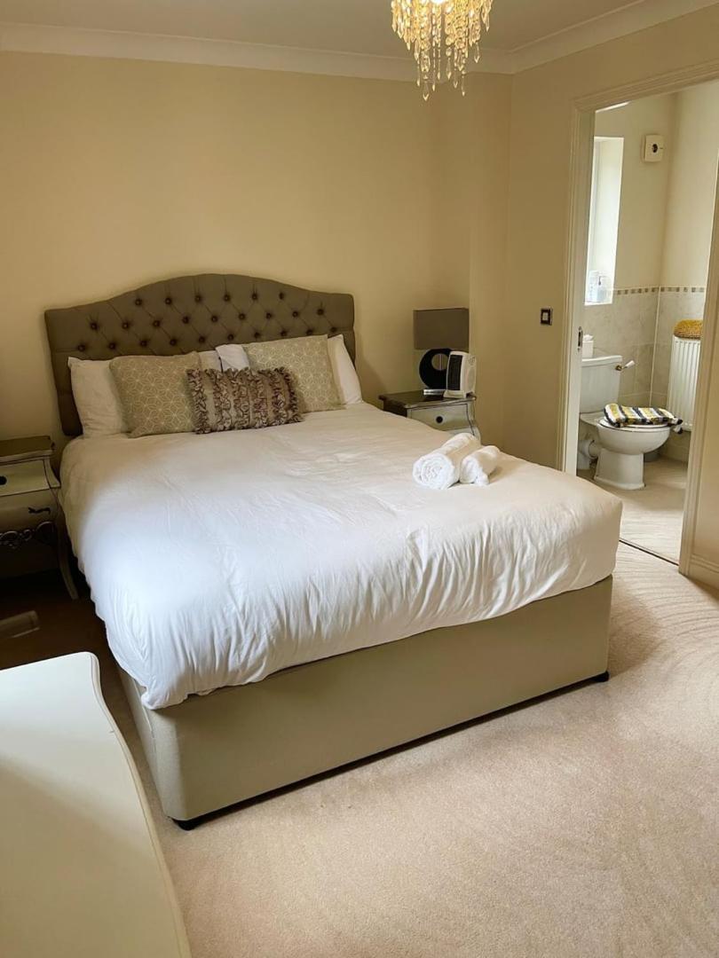 Luxurious Executive 5 Bedroom Whole Home - For 10