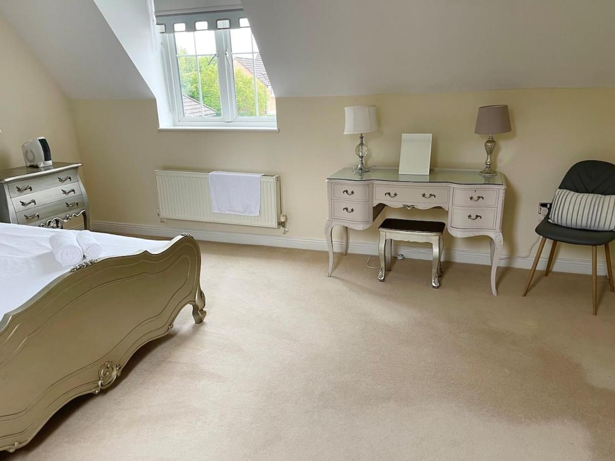 Luxurious Executive 5 Bedroom Whole Home - For 10