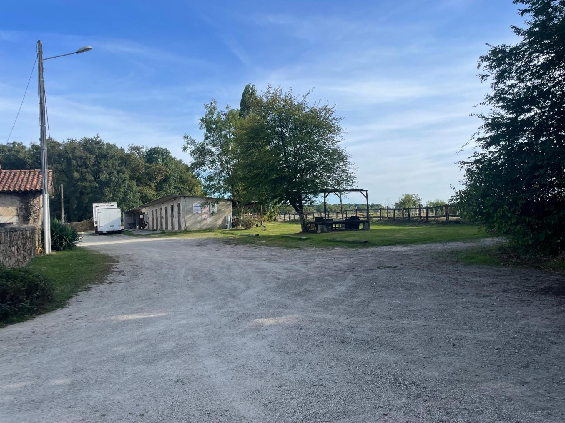 chambre 4 personnes avec entrée indépendante , grand parking, salle de bain, wc