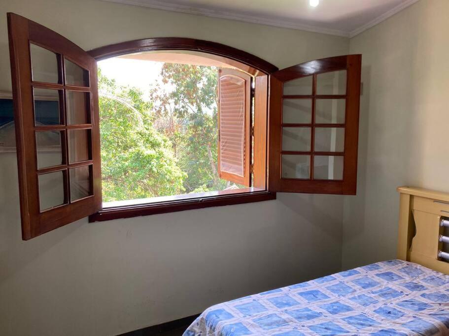 Casa grande, ampla, com 4 quartos e estacionamento