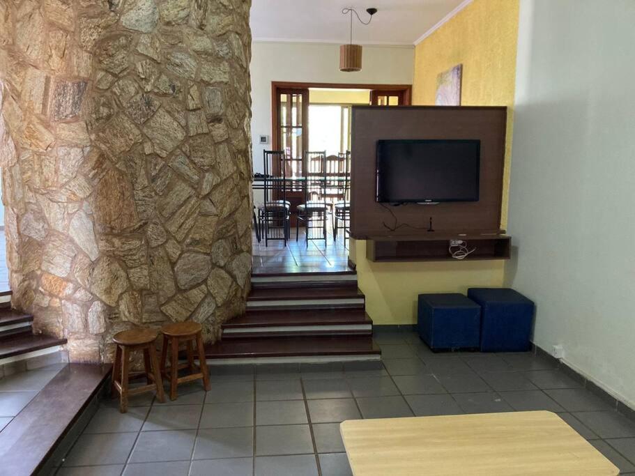 Casa grande, ampla, com 4 quartos e estacionamento